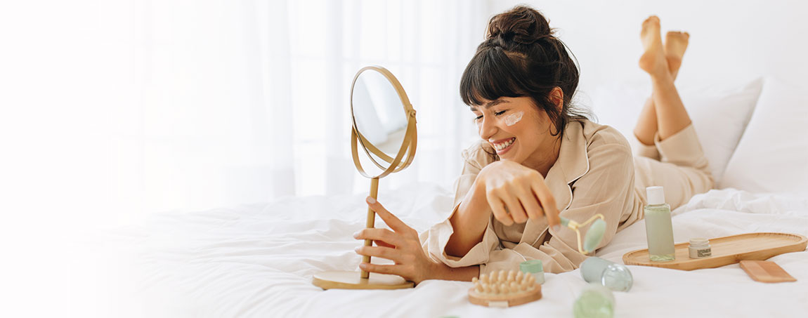 Femme qui prend soin de son visage avec des accessoires de beauté