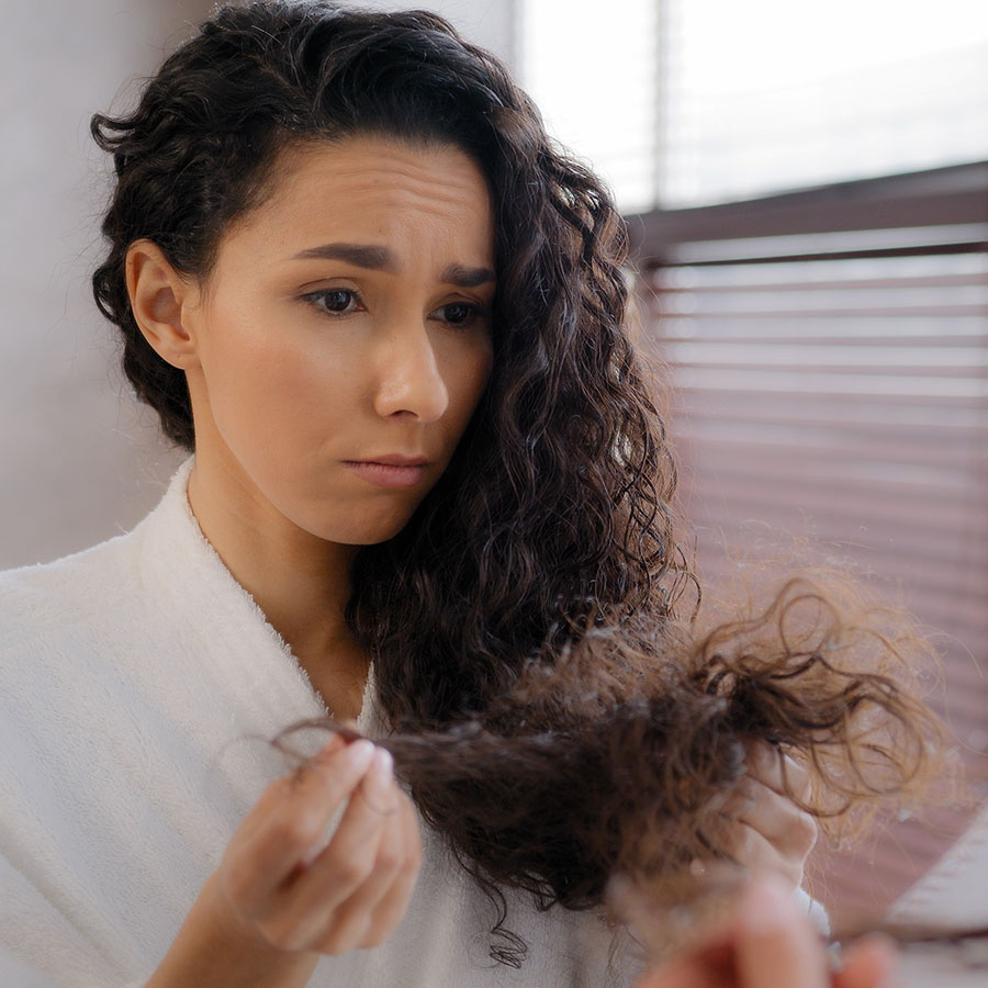 Cheveux ternes et secs&nbsp;: causes et solutions