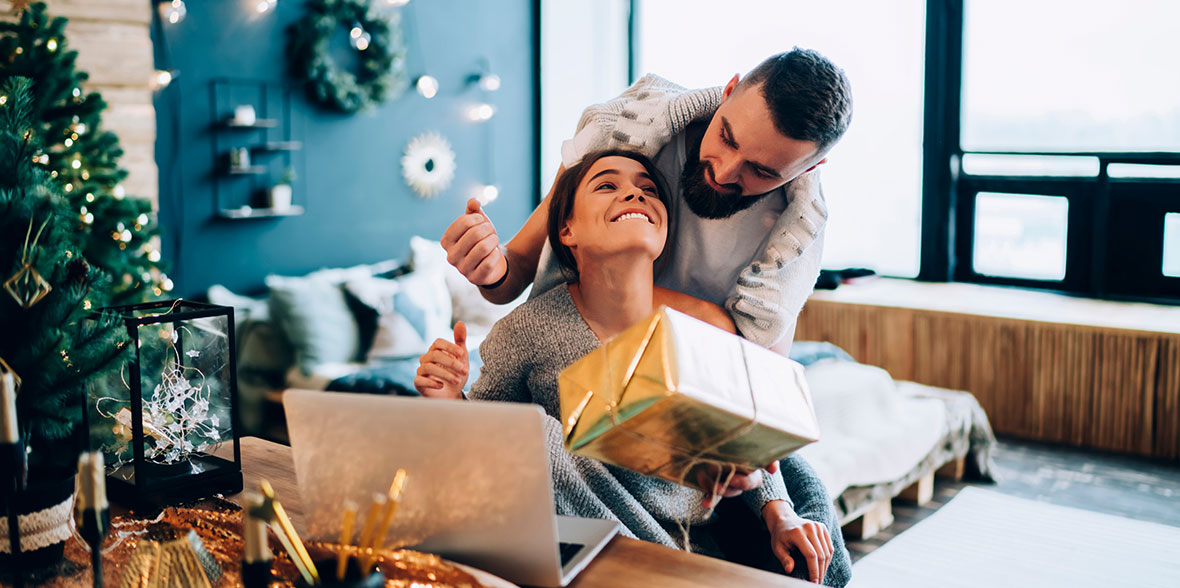 A man gives a Québec-made gift set to a woman.