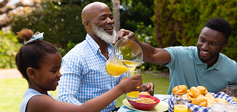 Famille qui partage du jus de fruits