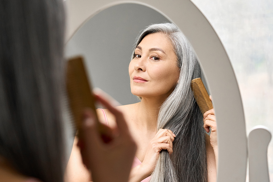  Une femme brosse ses cheveux nourris de nutriments. 