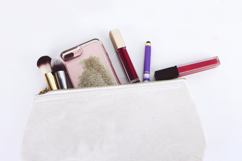 Contenu d'une trousse de maquillage.