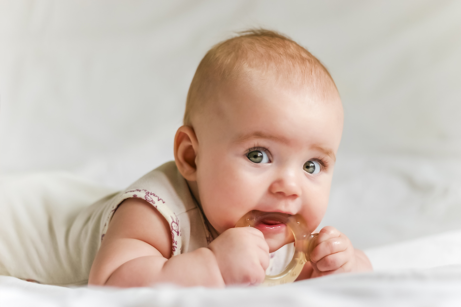 4 façons de soulager les poussées dentaires de bébé