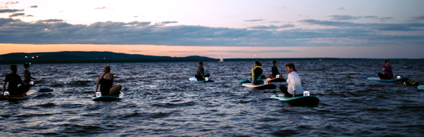 Le surf à pagaie nocturne (SUP)