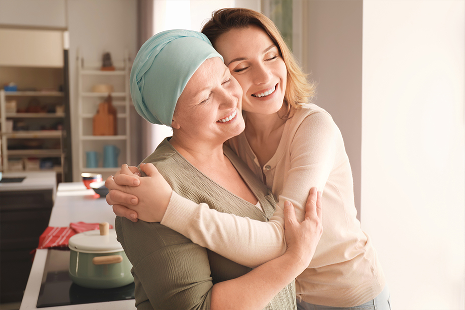 Une personne qui offre son soutien à quelqu’un atteint de cancer.