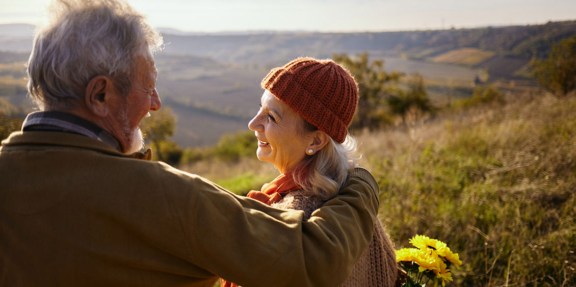 Femme qui remonte le moral à son amie atteinte du cancer