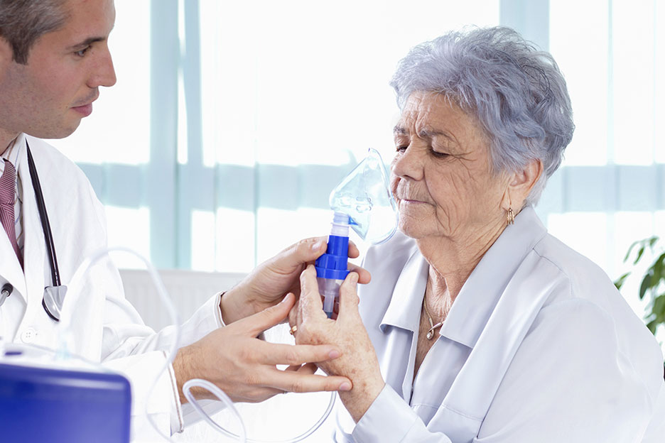 Médecin Aidant Une Femme Atteinte D'une Maladie Pulmonaire à L'aider à  Respirer Avec Un Respirateur Manuel. Infirmière Assistant Le Médecin Qui  S'occupe D'un Patient âgé Hospitalisé Dans Un Centre De Santé.