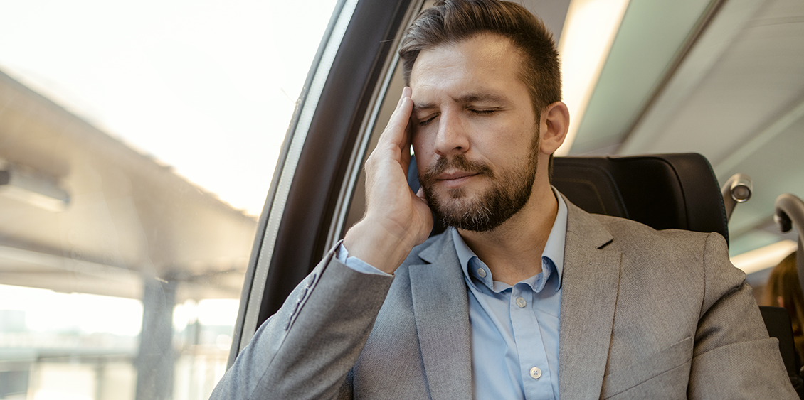 Une femme atteinte de mal des transports éprouve des maux de tête en avion. 