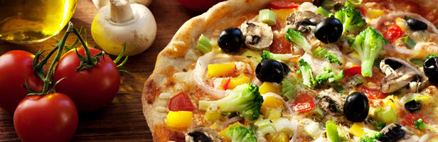 Une pizza joliment garnie de légumes
