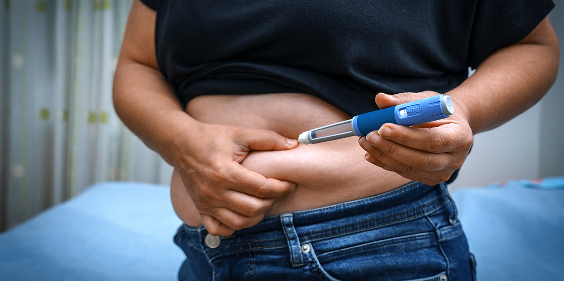 person who gives themselves an injection for their type 2 diabetes treatment