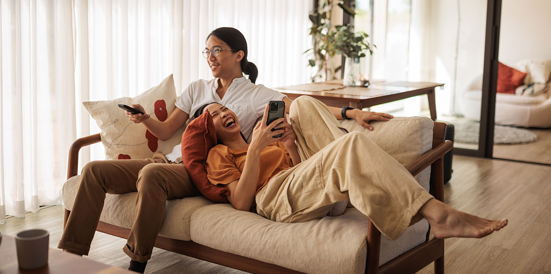 Une petite fille touche le ventre de sa mère enceinte, qui vit une grossesse en santé.