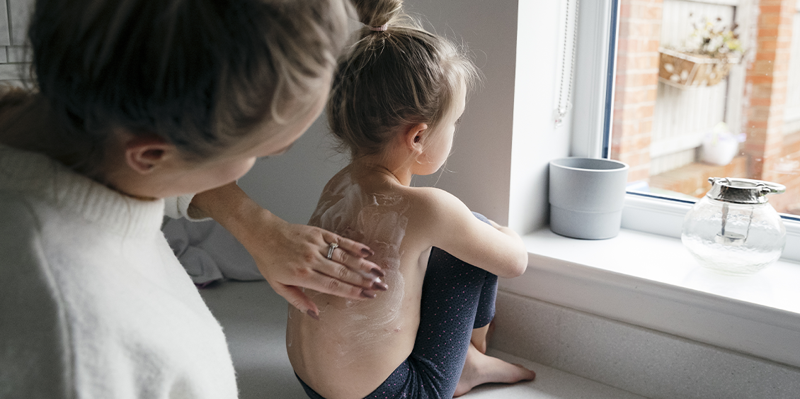 maman et enfant crème scarlatine santé de la peau