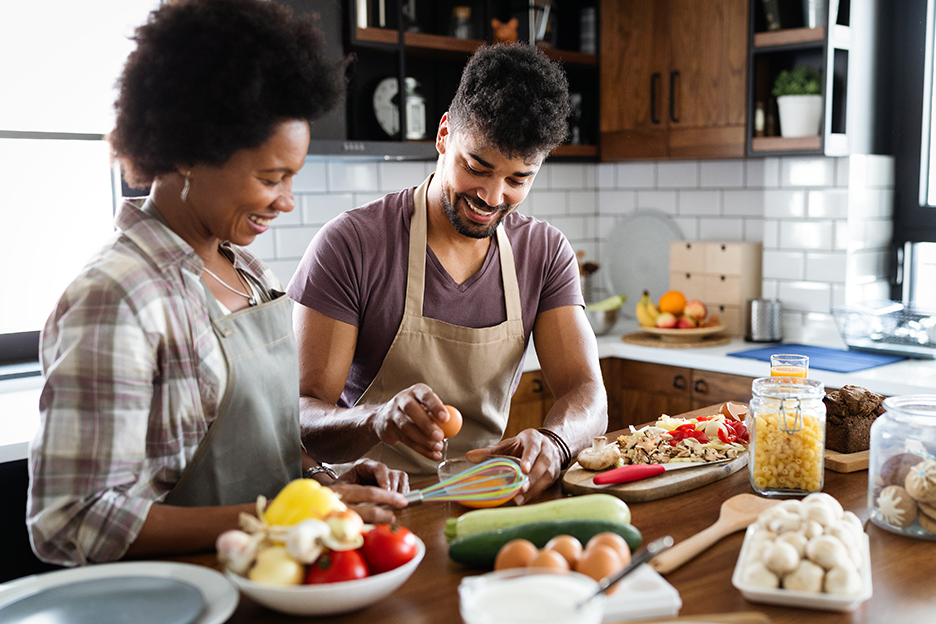 A couple prepares a healthy and balanced meal.