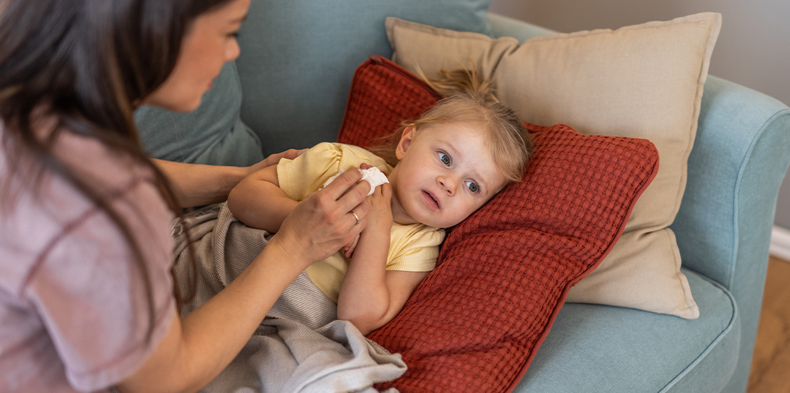 Maman avec son enfant malade qui a attrapé un streptocoque du groupe A