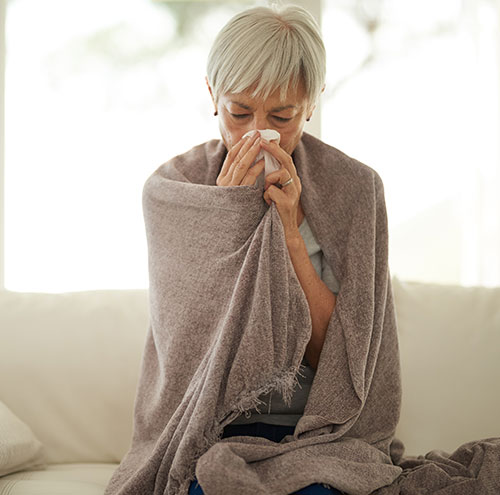 Personne emmitoufl&eacute;e dans une couverture